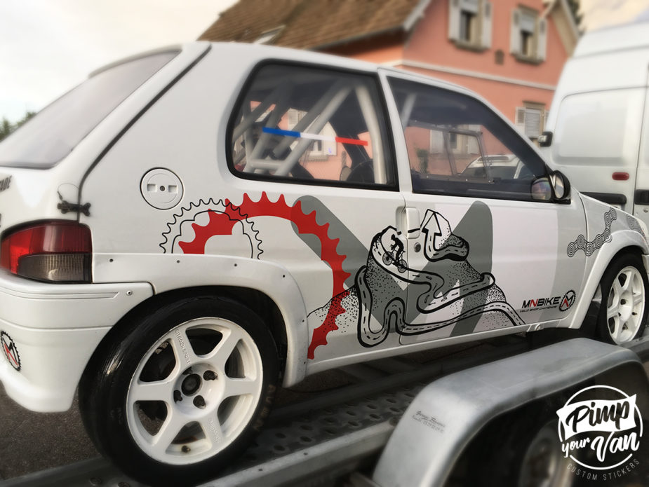 Décoration sur-mesure sticker sur une Peugeot 106 rallye