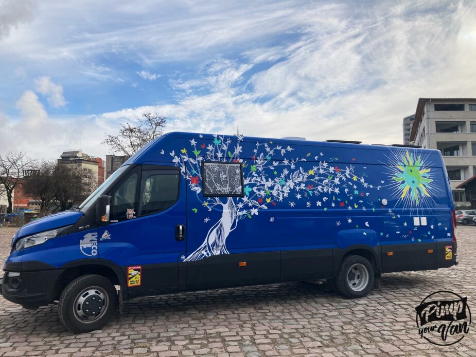 1-iveco-conducteur-stickervan-stickercampingcar-pimpyourvan